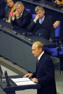Pr&auml;sident Putin am Rednerpult, im Hintergrund Au&szlig;enminister Fischer, Innenminister Schily und Justizministerin D&auml;ubler-Gmelin